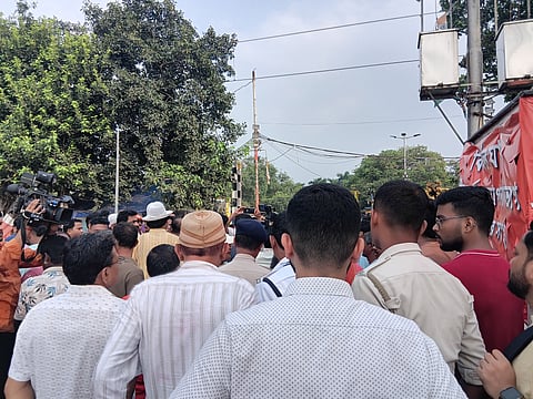 प्रतिमा विसर्जन करने के लिए आए लोगों के साथ पुलिस से कहासुनी के दौरान ली गई तस्वीर
