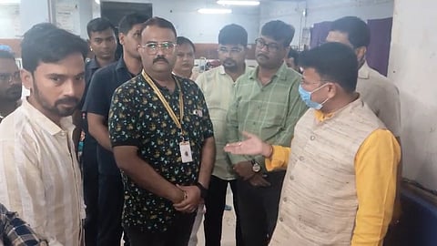 अस्पताल का निरीक्षण करते सांसद ज्योतिर्मय सिंह महतो