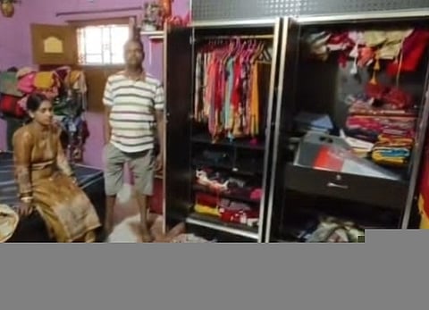 चोरी के बाद अस्त व्यस्त हुआ सामान