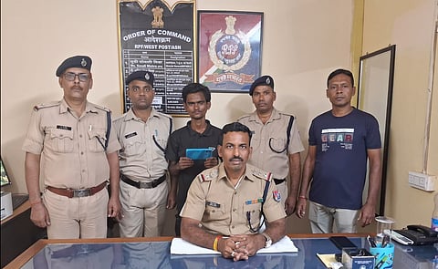 जानकारी देते आरपीएफ पोस्ट आसनसोल वेस्ट प्रभारी बिमान गोराई
