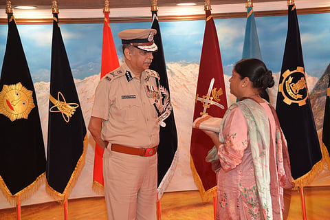 राष्ट्रीय पुलिस स्मारक पर CISF ने वीर शहीदों को दी श्रद्धांजलि