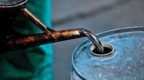 कच्चे तेल में उछाल से सोना 1,900 रुपये लुढ़का, चांदी 5,500 रुपये टूटी