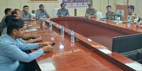 बैठक करते अधिकारी