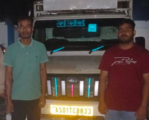 चिप्स के पैकेटों की आड़ में मवेशी तस्करी 2 गिरफ्तार!