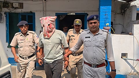गिरफ्तार अभियुक्त को अदालत ले जाती पुलिस