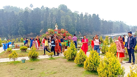 दशैं पर मिरिक में बढ़ी पर्यटकों की चहल-पहल