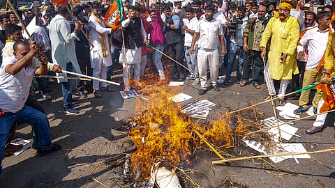 पटना में खरगे के खिलाफ प्रदर्शन करते भाजपा कार्यकर्ता