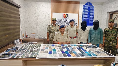 तस्करी के सामान के साथ दो अभियुक्त