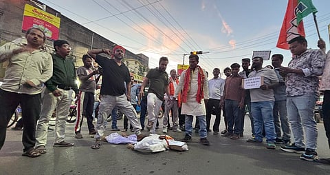 प्रदर्शन करते भाजपा समर्थक