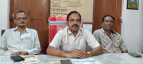 पत्रकारों को संबोधित करते रोहनराम रजक