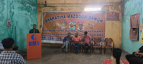 श्रमिकों को जानकारी देते BMS नेता संजीत प्रसाद