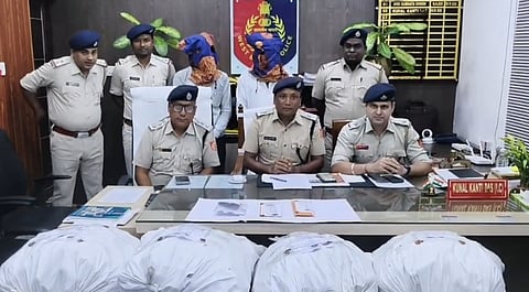 चेहरा ढके गिरफ्तार दोनों तस्कर