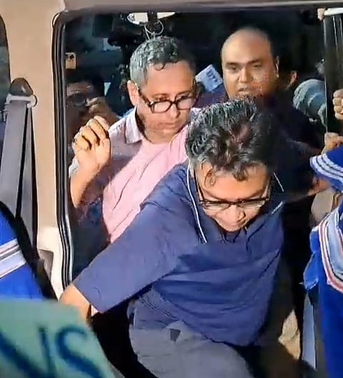 गिरफ्तार इंद्रनील सेन को ले जाते हुए पुलिस कर्मी