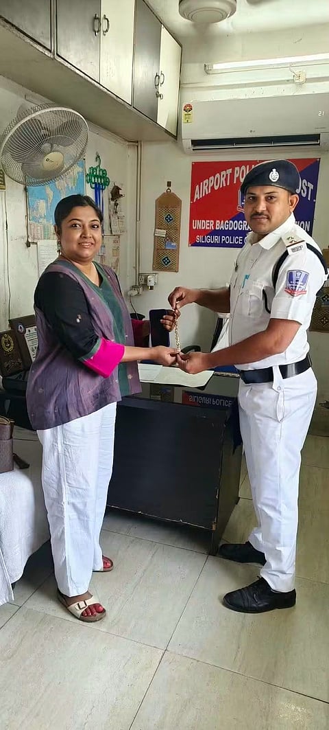 बागडोगरा एयरपोर्ट पुलिस ने सोने का कंगन लौटाया