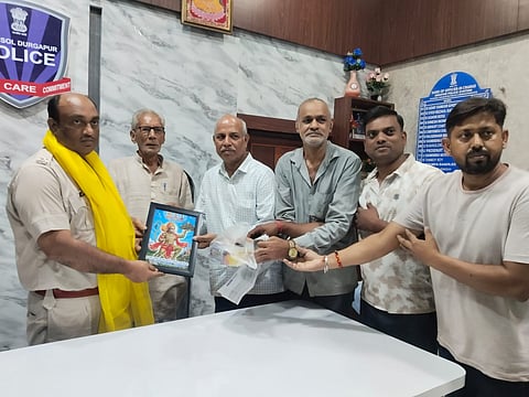 हीरापुर थाना को सम्मानित करते अखाड़ा कमेटी के पदाधिकारी