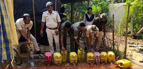 संकराइल में जब्त शराब और शराब बनाने की सामग्री को मौके पर ही नष्ट कर दिया गया