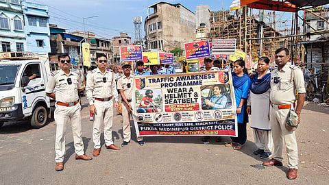 हल्दिया में पुलिस द्वारा निकाली जा रही यातायात सुरक्षा रैली