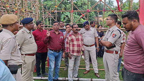 निर्माणाधीन पूजा पंडाल का निरीक्षण करते पुलिस अधिकारी