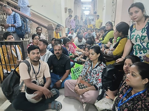वेतन वृद्धि की मांग को लेकर प्रदर्शन करते हुए हेल्थ विभाग के कर्मी