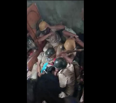 उत्तर दिनाजपुर में हुड़दंगियों ने की पुलिस की पिटाई, वीडियो हुआ वायरल