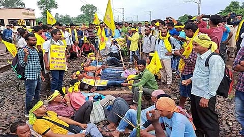 Kurmi Community Protest : रेल यात्रियों की परेशानी आज भी जारी