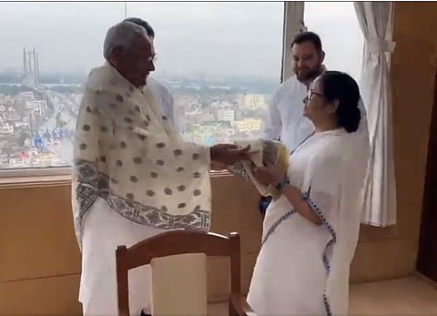 सीएम ममता के साथ नीतीश कुमार की बैठक शुरू