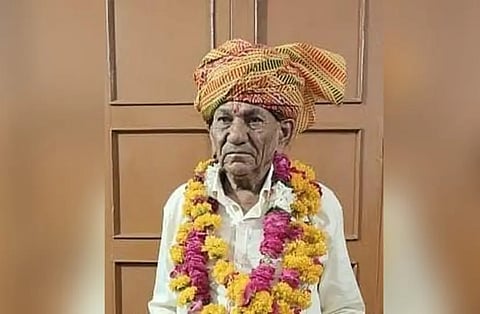 Vande Bharat Express : वंदे भारत से टक्कर के बाद हवा में उड़ी गाय, चपेट में आए बुजुर्ग की भी मौत