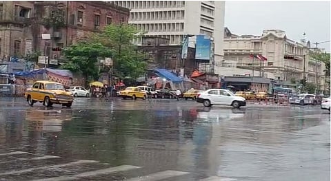 Kolkata Weather Update : झमाझम बारिश से मौसम हुआ सुहावना, लोगों ने राहत की सांस