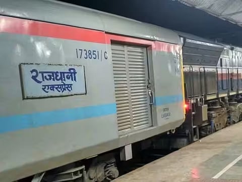 Rajdhani Express में अचानक निकलने लगा धुआं, मच गई अफरा-तफरी