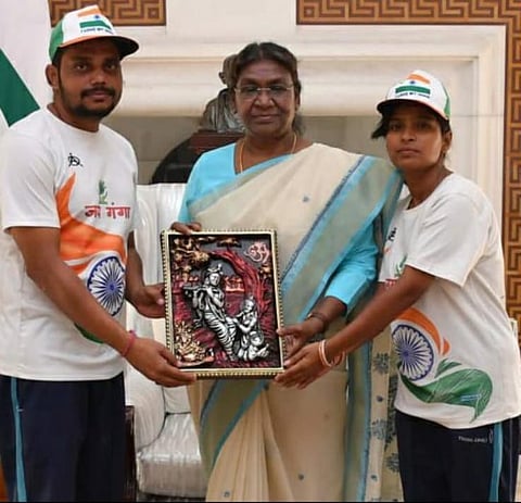 Durgapur to Delhi : 52 दिनों से दुर्गापुर से दिल्ली तक करीब 1500 किमी पैदल चलकर आए दंपत्ति