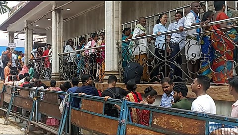 पोइला बैसाख पर सुबह से ही कालीघाट व दक्षिणेश्वर में लगी भक्तों की लंबी कतार