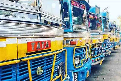 महानगर में सड़क किनारे बसों की Parking ने बढ़ाई परेशानी