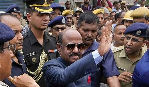 इस कारण अचानक राज्यपाल ने किया Presidency University का दौरा