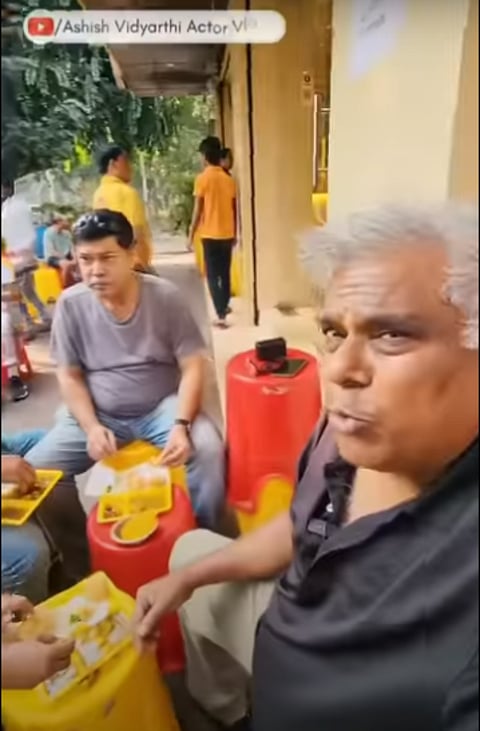 Food Vlogging : ये है आग ! कोलकाता की कचौरी खाकर बोले actor आशीष विद्यार्थी, देखिये Video