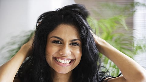 इस मौसम में खास होना चाहिए हेयर केयर रुटीन, वरना करना पड़ सकता है इन समस्याओं का सामना