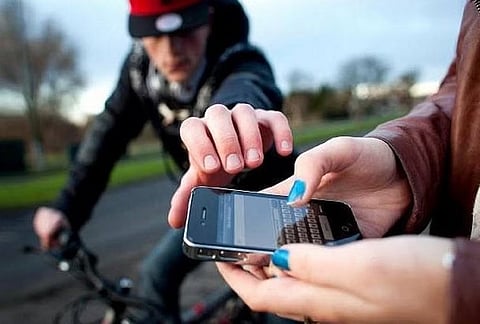 Kolkata News : दिन में राज मिस्त्री और शाम होते ही लोगों का चुराते हैं मोबाइल