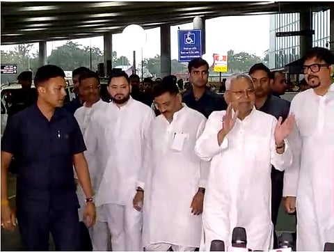 कोलकाता पहुंचे नीतीश और तेजस्वी, सीएम ममता से करेंगे मुलाकात