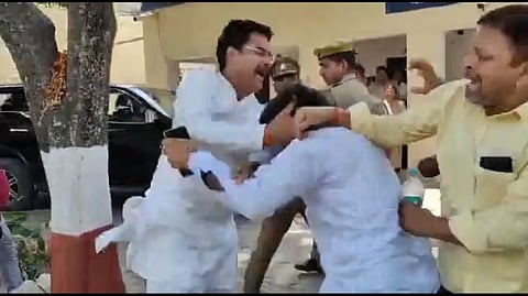 टशन दिखा रहे बीजेपी नेता को सपा MLA ने थाने में पीटा !