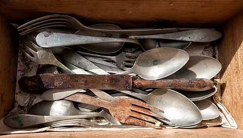 Spoon and Fork: स्टील के कांटे और चम्मच में लग गई है जंग, बिना परेशान हुए इसे ऐसे चमकाएं