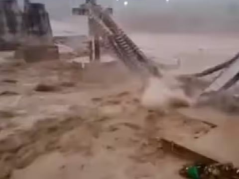 तमलुक में अचानक ढहा ब्रिज