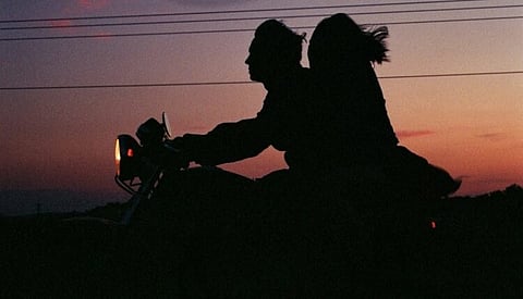 Extramarital affairs : पति ने प्रेमी को पत्नी का हाथ सौंपा