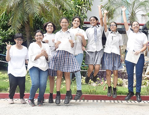 माध्यमिक में छात्रा ने बाजी मारी, पश्चिम बर्दवान की छात्रा अव्वल