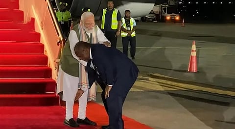 पापुआ न्यू गिनी के प्रधानमंत्री ने PM मोदी के छुए पैर, किया जबरदस्त स्वागत; देखें VIDEO