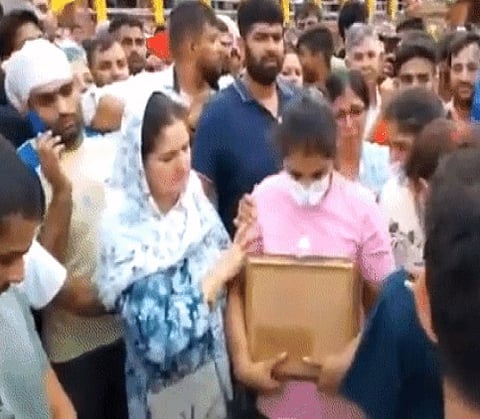 गंगा में मेडल बहाने को उतारू पहलवान हरिद्वार पहुंचे, हर की पौड़ी में जमावड़ा