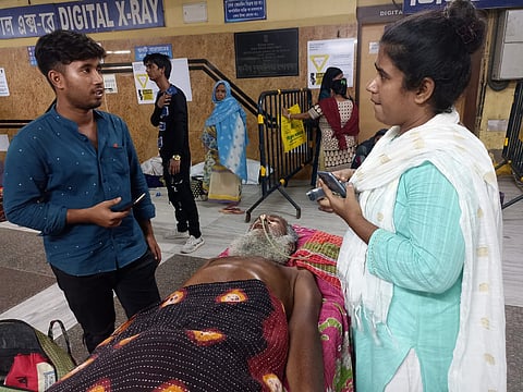 इमरजेंसी व ब्रेन डिपार्टमेंट के बीच फंसा व्यक्ति घर पर करेगा पिता का इलाज