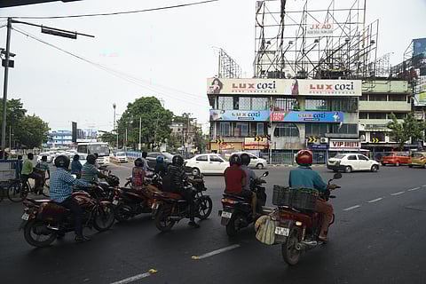 चिंगड़ीघाटा क्रॉसिंग पर मेट्रो पिलर के निर्माण से पहले ट्रैफिक का ट्रायल रन हुआ चालू