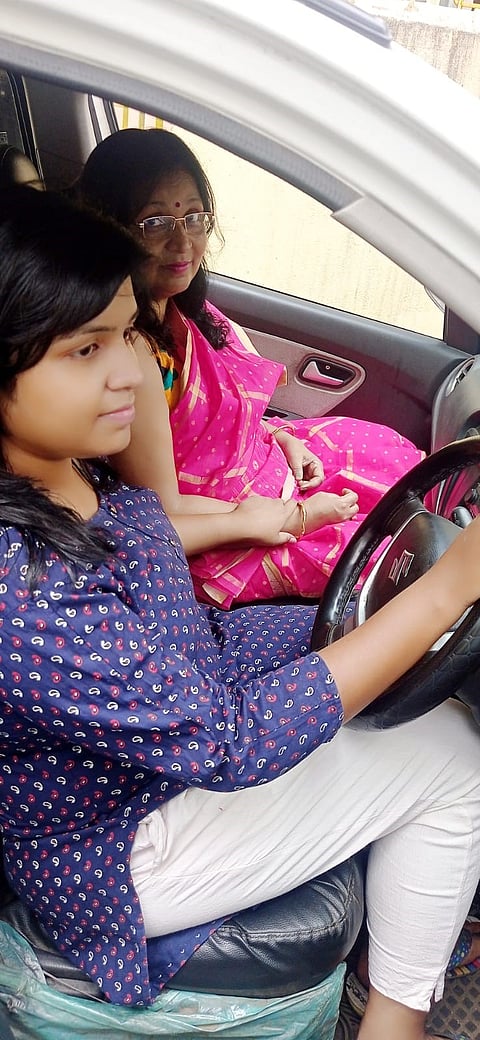 ताने सुनकर भी नहीं मानी हार, बंगाल की महिला Cab Driver बनी मिसाल