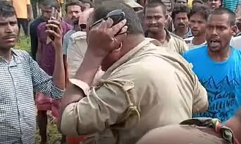 Egra Blast : पहले वर्दी फाड़ी फिर लाठी लेकर पुलिस को ग्रामीणों ने दौड़ाया