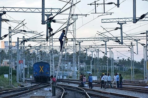 Breaking : हावड़ा-नई दिल्ली रूट पर हाई वोल्टेज करंट से झुलसकर 6 की मौत