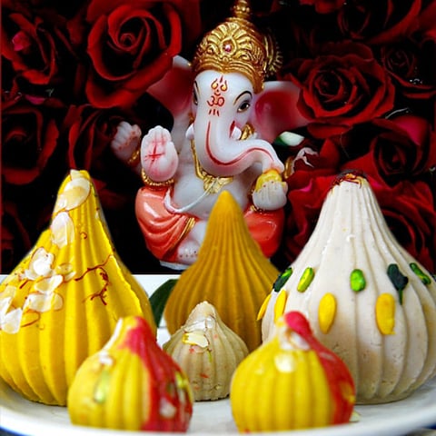 गणपति को क्यों प्रिय है Modak ? विघ्नहर्ता को अर्पित करें अलग-अलग तरह के मोदक, जानें रेसिपी